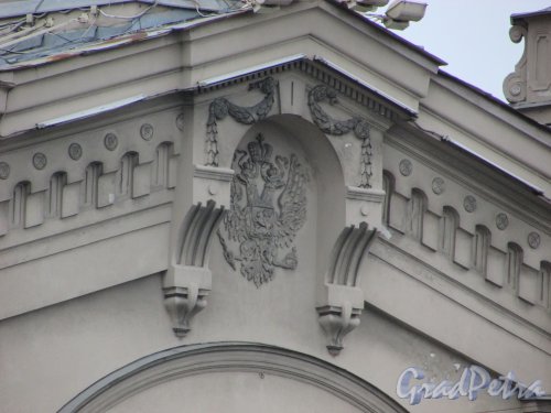 набережная Обводного канала, дом 118, литера С. Имперский герб России на фасаде башни Варшавского вокзала. Фото 8 июля 2016 года.