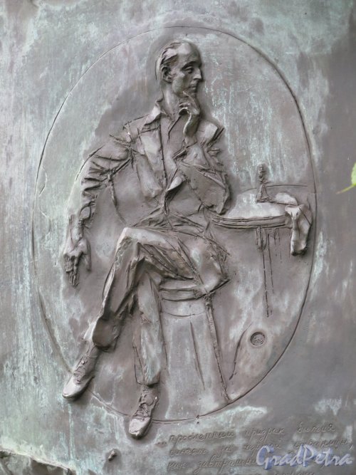 Университетская наб., д. 11. Памятник В. В. Набокову, 2007, ск. В. Аземша. Рельефный портрет пмсателя. Фото сентябрь 2016 г.