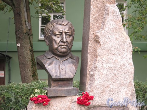 Университетская наб., д. 11. Памятник Р. Гамзатову