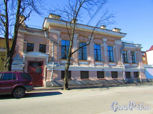 набережная реки Смоленки, дом 19-21, литера А. Фасад здания бывшего особняка Р. Круга. Фото 1 мая 2016 года.