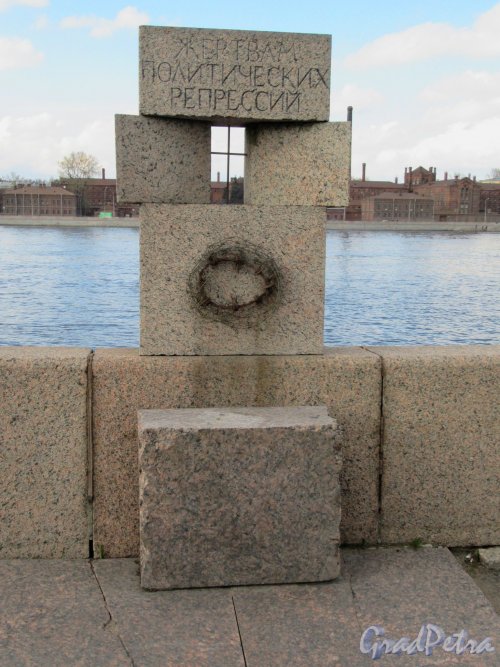 Памятник жертвам политических репрессий. Центральная стелла на фоне СИ Кресты. фото апрель 2018 г.