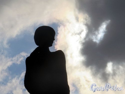 Памятник А. А. Ахматовой. Торс на фоне неба (контражур). фото апрель 2018 г.