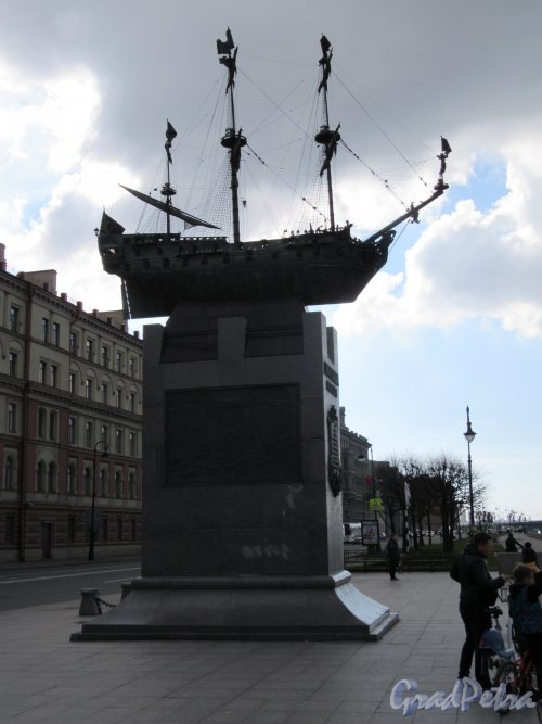 Памятник линейному кораблю «Полтава». Общий вид в контражуре. фото апрель 2018 г.