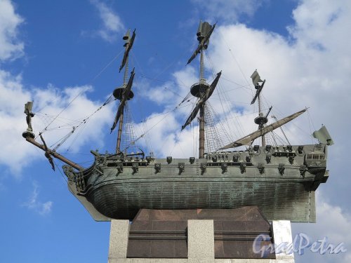 Памятник линейному кораблю «Полтава». Бронзовая модель судна. фото апрель 2018 г.