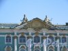 Дворцовая наб., д. 38. Зимний дворец. Фронтон над центральным входом со стороны набережной. фото май 2018 г.