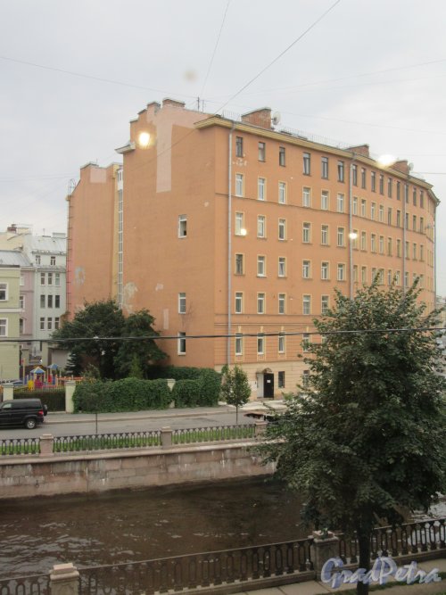 Наб. канала Грибоедова, д. 100. Дохдный дом. Общий вид здания с противоположного берега канала. фото сентябрь 2018 г.