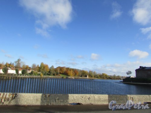 Лен. обл., г. Выборг, Петровская набережная. Вид с Крепостного моста. Фото 20 октября 2023 года.