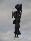 Мемориал «Партизанская слава» на въезде в город Лугу со стороны Санкт-Петербурга. Скульптура девушки-партизанки с автоматом и развевающимся знаменем в руках. Фото 22 июня 2014 года.