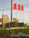 Мемориальная стела с надписью «Оборона Ленинграда. 1941–1945» и схемой линии фронта в районе Никольского в 1941 году, установленная на пересечении Советский проспекта и Никольского шоссе, возле рынка в городе Никольское. Фото 26 октября 2014 года.