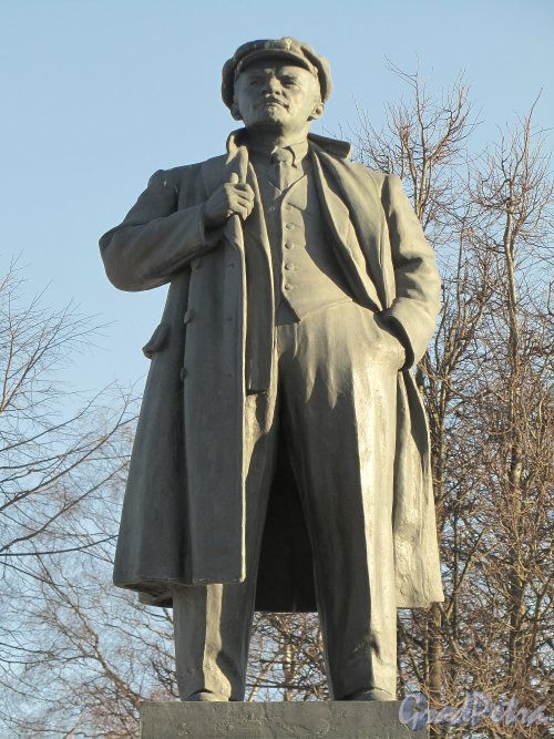 Памятник В. И. Ленину в пос. Парголово на пересечении Выборгского шоссе и улицы Ломоносова. Фото апрель 2012 г.