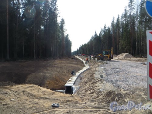 Строительство новой дороги от шоссе «Скандинавия» к дачному фонду Солнечное-2. Фото 28 апреля 2014 года.