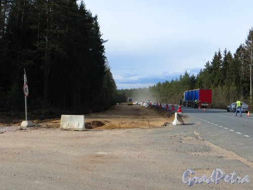 Строительство съезда с шоссе «Скандинавия» к дачному фонду Солнечное-2. Фото 28 апреля 2014 года.
