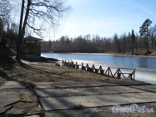 Пос. Сиверский. Парк. Лодочная станция на берегу реки Оредеж. Общий вид. Фото март 2014 г.