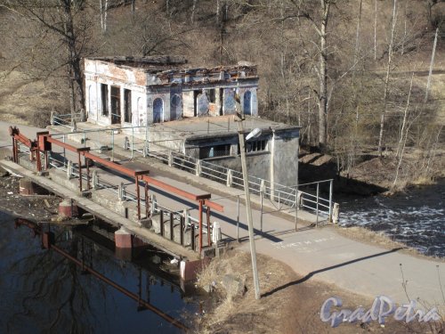 Река Оредеж. (Сиверский). Бывшая ГЭС. Общий вид на станцию и плотину. Фото март 2014 г.