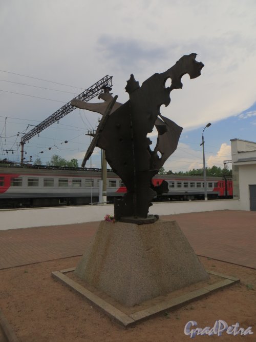 Железнодорожная станция «Ладожское озеро». Памятник кораблям «Дороги жизни». Фото 25 мая 2014 года.