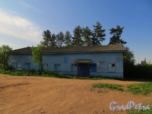 поселок Ириновка, Деревянное здание вокзала железнодорожной станции «Ириновка». Фото 25 мая 2014 года.