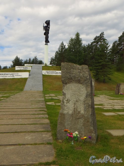 Мемориал «Партизанская слава» на въезде в город Лугу со стороны Санкт-Петербурга. Стелла-валун, посвященная Пятой Ленинградской Партизанской бригаде. Фото 22 июня 2014 года.