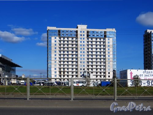 Строительство корпуса апарт-отеля «SALUT», расположенного ближе к Пулковскому шоссе. Фото 2 октября 2014 года.