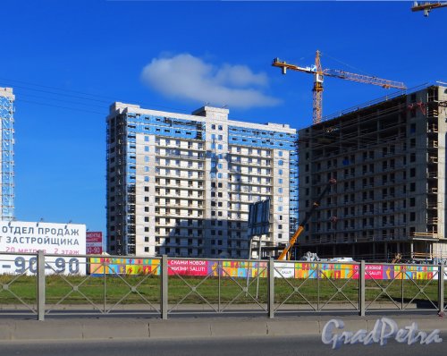 Строительство апарт-отеля «SALUT» северо-восточнее пересечения Дунайского проспекта и Пулковского шоссе. Фото 2 октября 2014 года.