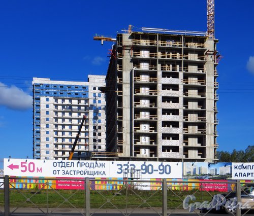 Строительство северо-восточнее пересечения Дунайского проспекта и Пулковского шоссе. Апарт-Отель Salut. Фото 2 октября 2014 года.