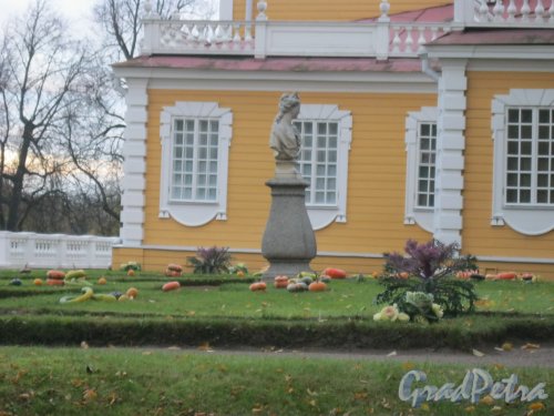 Посёлок Стрельна, Больничная горка, дом 2. Скульптура около Дворца Петра I в Стрельне. Фото 17 октября 2014 г.