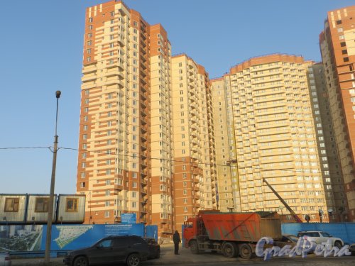 Строительство корпуса жилого комплекса «Южный» на пересечение улицы Орджоникидзе с проспектом Космонавтов. Фото 20 ноября 2014 года