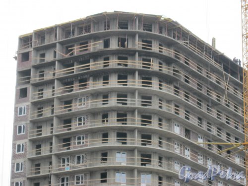 ЖК «Огни Залива» на пр. Героев между Ленинским пр. и ул. Маршала Захарова. Фрагмент одного из строящихся зданий. Фото 22 февраля 2015 г.