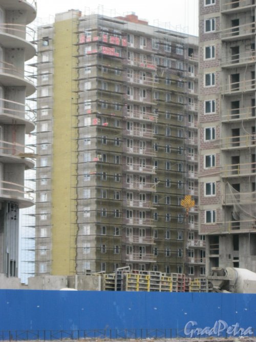ЖК «Огни Залива» на пр. Героев между Ленинским пр. и ул. Маршала Захарова. Фрагмент одного из строящихся зданий. Фото 22 февраля 2015 г.