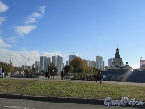 Общий вид жилого комплекса «София» со стороны парка Интернационалистов. Фото 14 октября 2015 года.