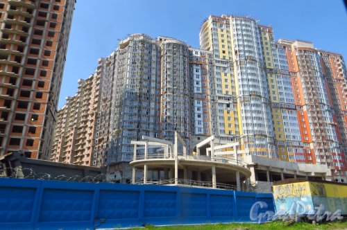 Вид на построенные корпуса жилого комплекса «Лондон Парк» на углу улицы Руднева и проспекта Просвещения. Фото 6 августа 2015 года.