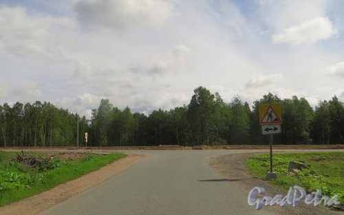 Въезд на трассу Е-18 «Скандинавия» со стороны коттеджных посёлков «Новый Мир», «Репинская усадьба», «Hilltop Village», «Сестроречье». Фото 23 июля 2015 года.