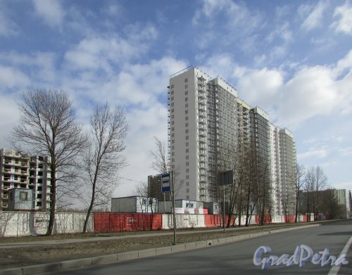 Строительство жилого комплекса «ЗимаЛето». Вид со стороны проспекта Энергетиков. Фото 20 марта 2016 года.
