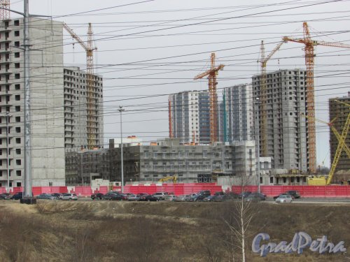 Строительство социального объекта между домами № 17 и № 18жК «Новая Охта». Фото 21 марта 2016 года.
