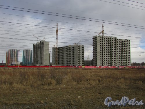 Строительство жилых домов №17- №23 жилого комплекса «Новая Охта» в квартале между проспектом Маршака и улицей Корнея Чуковского. Фото 21 марта 2016 года.