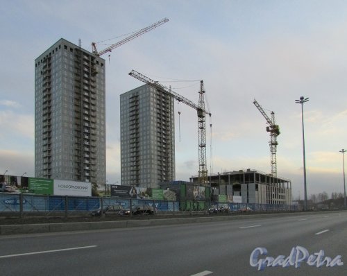 Общий вид строительства I очередижК «Новоорловский» (два жилых дома и паркинг). Фото 21 марта 2016 года.