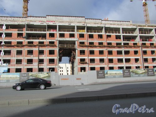 Строительство жилого комплекса «Смольный проспект». Вид на строительство центральной части здания со стороны Тульской улицы. Фото 16 марта 2016 года.