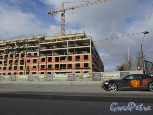 Строительство жилого комплекса «Смольный проспект». Угловой участок со стороны Синопской набережной. Фото 16 марта 2016 года.