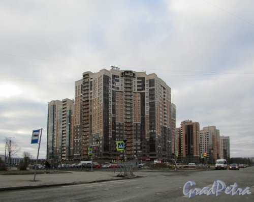 Общий вид жилого комплекса «Академ-Парк» (улица Бутлерова, дом 11). Фото 13 марта 2016 года.