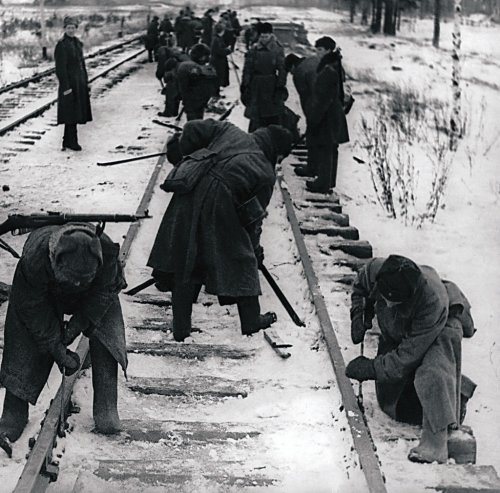 Восстановление путей на участке «Урицк—Стрельна» (Финский залив) на освобожденной от фашистских захватчиков земле.  1944 год.