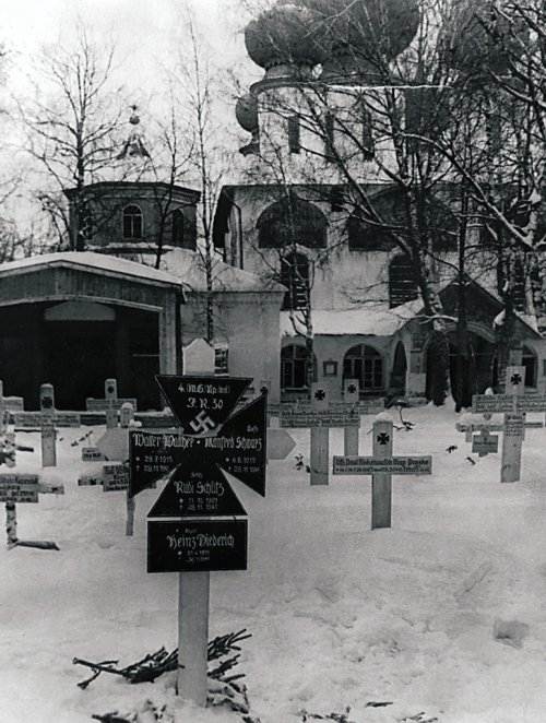 Тихвин. Немецкое кладбище на одной из улиц города.  1944 год
