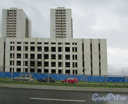 Общий вид строительства I очереди жилого комплекса «Новоорловский». Фото 8 июня 2016 года.