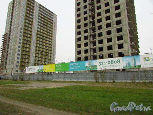 Информационные щиты о строительстве жилого комплекса «Трилогия». Фото 22 октября 2016 года.