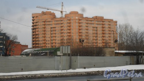 Жилой комплекс «Панорамы Залива». Вид новостройки с набережной реки Екатерингофки. Фото 27 декабря 2017 года.