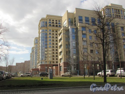 Московский проспект, дом 183-185, литера А. Южный фасад жилого комплекса «Граф Орлов». Фото 7 апреля 2019 года.
