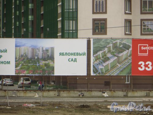 Лен. обл., Всеволожский р-н, г. Мурино. Информационный щит о строительстве жилого комплекса «GreenЛандия». Фото 22 апреля 2015 г.