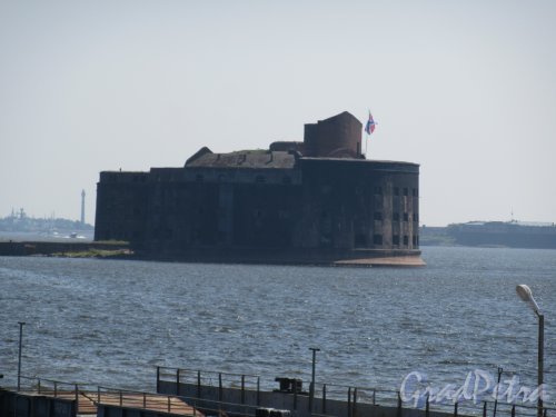 Вид на «Чумной» форт (форт «Александр I») со стороны форта «Константин». фото июль 2018 г.