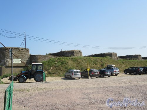 Форт «Константин» («Великий Князь Константин»). Вид на форт со стоянки автотраспорта. фото июль 2018 г.
