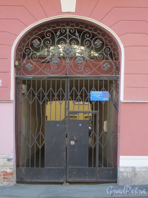 Ворота в доме по адресу набережная канала Грибоедова, дом 96. Фото 12 марта 2014 года.