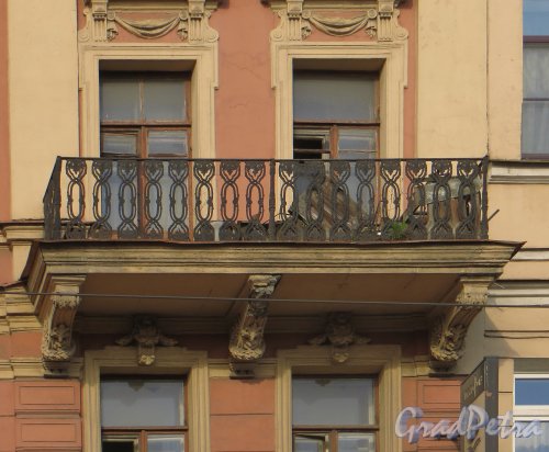 Балкон дома по адресу: Лермонтовский пр., дом 30. Фото 18 мая 2014 года.