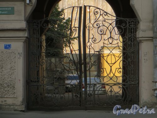 Ворота особняка Н. К. Вадбольской (9-я линия В.О., дом 10). Фото 25 мая 2014 года.